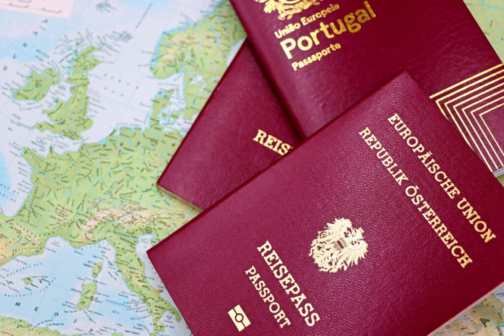 Du Europos Sąjungos pasai ant pasaulio žemėlapio