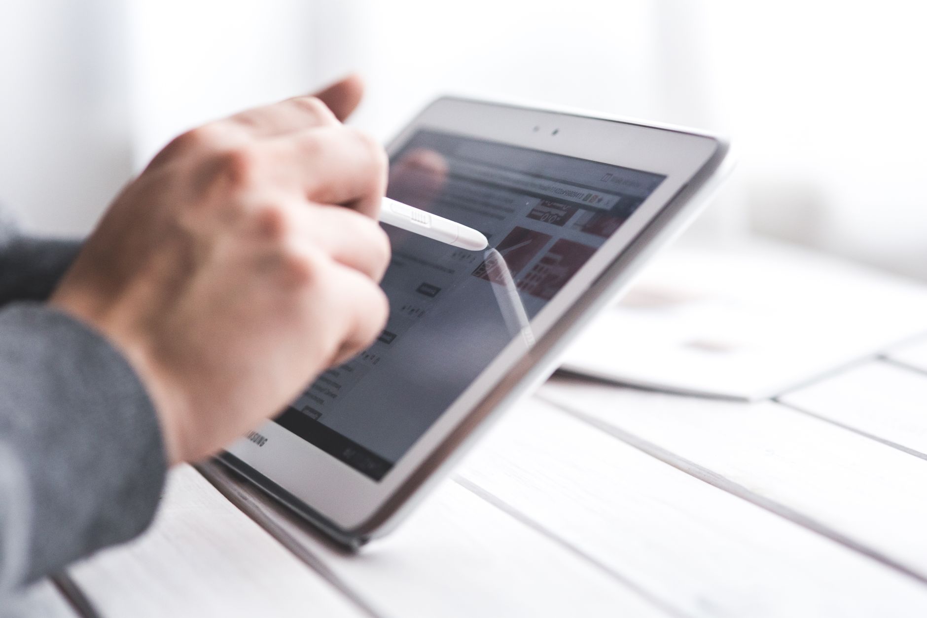 Hand filling an electronic document on a tablet with a stylus