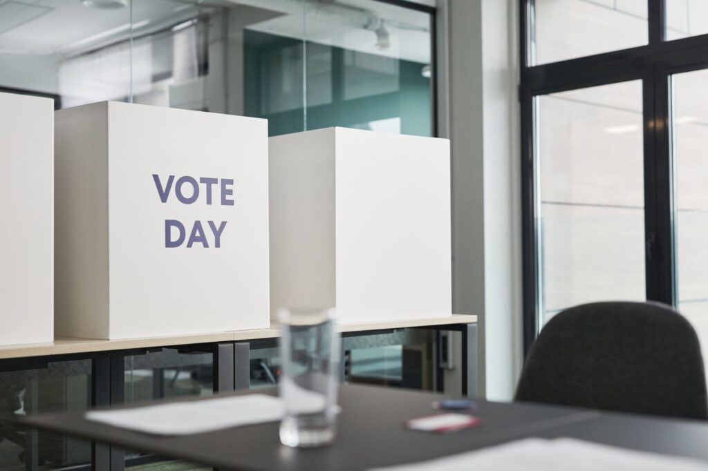 Кабины для голосования с надписью „Vote Day" в офисе
